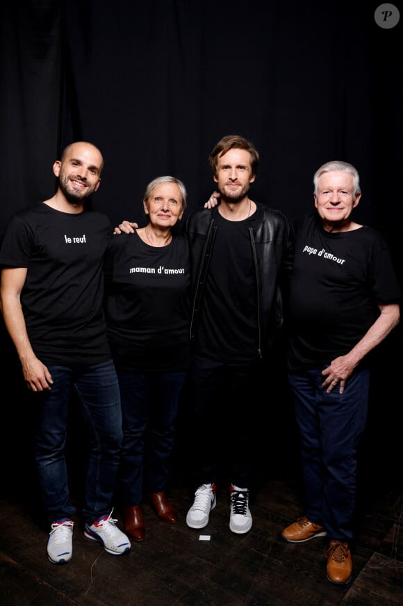 Et notamment à ce refuge familial 
Exclusif - Philippe Lacheau, Gérard Lacheau (père), Huguette Lacheau (mère) et Pierre Lacheau (frère) - Backstage - Enregistrement de l'émission "La Chanson secrète 9" à la Seine musicale à Paris, diffusée le 27 novembre sur TF1 à 21h05. © Gaffiot-Moreau / Bestimage 