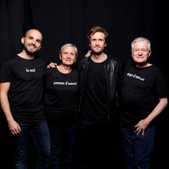 Et notamment à ce refuge familial 
Exclusif - Philippe Lacheau, Gérard Lacheau (père), Huguette Lacheau (mère) et Pierre Lacheau (frère) - Backstage - Enregistrement de l'émission "La Chanson secrète 9" à la Seine musicale à Paris, diffusée le 27 novembre sur TF1 à 21h05. © Gaffiot-Moreau / Bestimage 