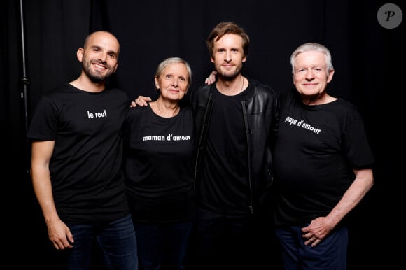 Exclusif -  Philippe Lacheau, Gérard Lacheau (père), Huguette Lacheau (mère) et Pierre Lacheau (frère) - Backstage - Enregistrement de l'émission "La Chanson secrète 9" à la Seine musicale à Paris, diffusée le 27 novembre sur TF1 à 21h05. © Gaffiot-Moreau / Bestimage 