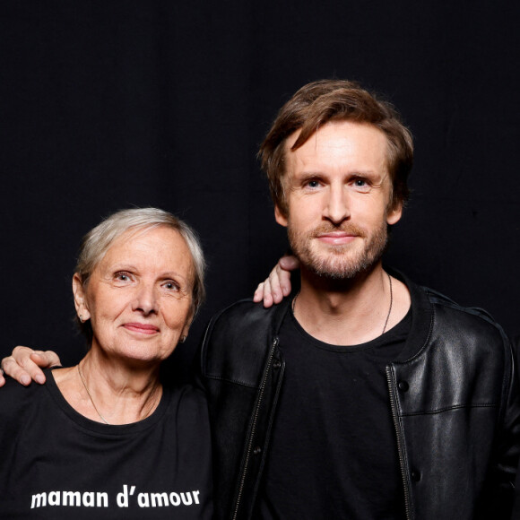 Exclusif -  Philippe Lacheau, Gérard Lacheau (père), Huguette Lacheau (mère) et Pierre Lacheau (frère) - Backstage - Enregistrement de l'émission "La Chanson secrète 9" à la Seine musicale à Paris, diffusée le 27 novembre sur TF1 à 21h05. © Gaffiot-Moreau / Bestimage 