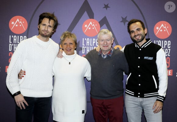 Situé dans une commune de 1300 habitants
Philippe Lacheau avec ses parents Huguette et Gérard, et son frère Pierre - 22ème Festival International du Film de Comédie de l'Alpe d'Huez, le 18 janvier 2019. © Dominique Jacovides/Bestimage