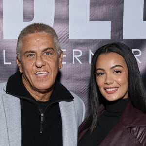 Non loin de Pascal Praud, Samy Naceri est venu avec sa fiancée Sofia Athena, très élégante avec une robe noire courte et un manteau long en cuir.
Exclusif - Samy Naceri et sa compagne Athéna au photocall de la soirée Ciné-concert symphonique "Alain Delon, le dernier Samouraï" au Palais des congrès à Paris le 8 novembre 2024 le jour de son anniversaire. © Jacovides / Moreau / Bestimage 