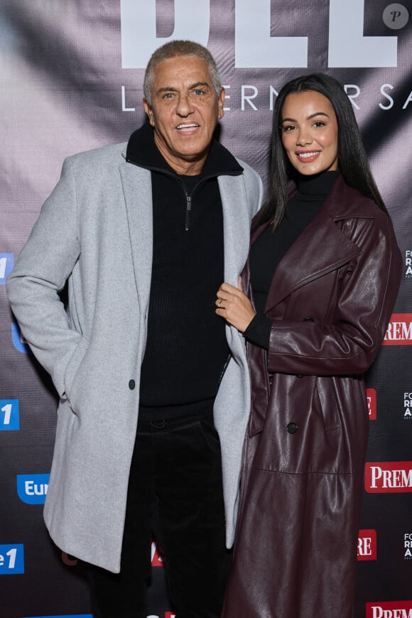 Non loin de Pascal Praud, Samy Naceri est venu avec sa fiancée Sofia Athena, très élégante avec une robe noire courte et un manteau long en cuir.
Exclusif - Samy Naceri et sa compagne Athéna au photocall de la soirée Ciné-concert symphonique "Alain Delon, le dernier Samouraï" au Palais des congrès à Paris le 8 novembre 2024 le jour de son anniversaire. © Jacovides / Moreau / Bestimage 