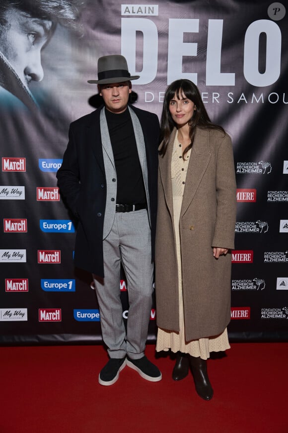 Exclusif - Alain-Fabien Delon et sa compagne Laura Bensadoun au photocall de la soirée Ciné-concert symphonique "Alain Delon, le dernier Samouraï" au Palais des congrès à Paris le 8 novembre 2024 le jour de son anniversaire. © Jacovides / Moreau / Bestimage 