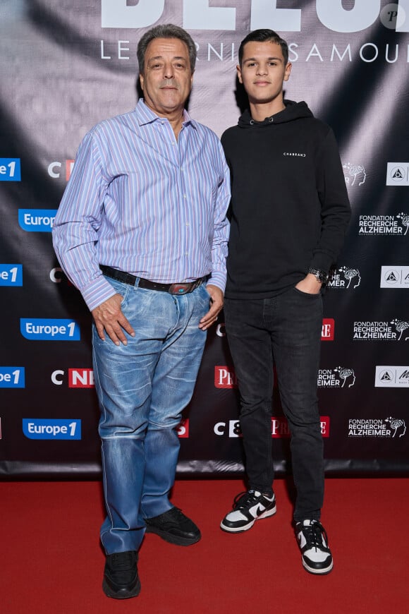 Exclusif - Chico Bouchikhi et son fils au photocall de la soirée Ciné-concert symphonique "Alain Delon, le dernier Samouraï" au Palais des congrès à Paris le 8 novembre 2024 le jour de son anniversaire. © Jacovides / Moreau / Bestimage 