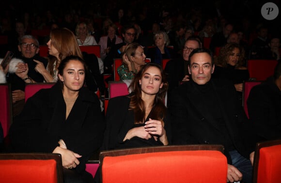 Exclusif - Anthony Delon et ses filles Loup et Liv lors de la soirée hommage Ciné-concert symphonique "Alain Delon, le dernier Samouraï" au palais des congrès à Paris le 8 novembre 2024 le jour de son anniversaire.