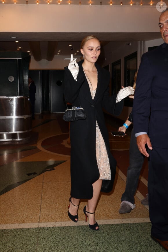 Pour l'occasion l'actrice portait une magnifique robe de soirée inspirée des années folles
Lily-Rose Depp au sein du El Rey Theater de Los Angeles pour soutenir sa compagne 070 Shake durant son concert.