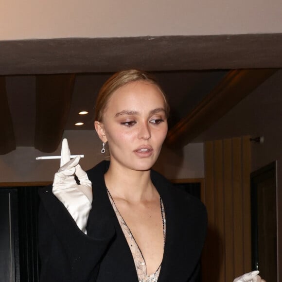 Elle a décidé de suivre leurs traces en se lançant dans une carrière artistique
Lily-Rose Depp au sein du El Rey Theater de Los Angeles pour soutenir sa compagne 070 Shake durant son concert.