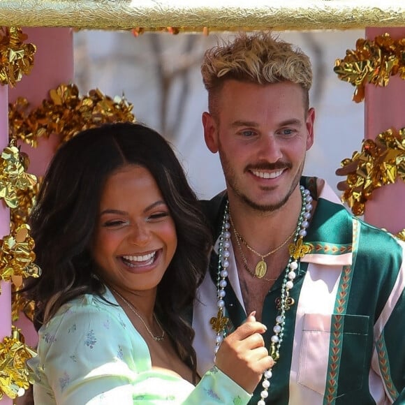 Christina Milian, enceinte, et son compagnon M Pokora (Matt) font la promotion de la marque "Beignet Box" de Christina sur un char lors d'une parade à Los Angeles le 10 avril 2021. 