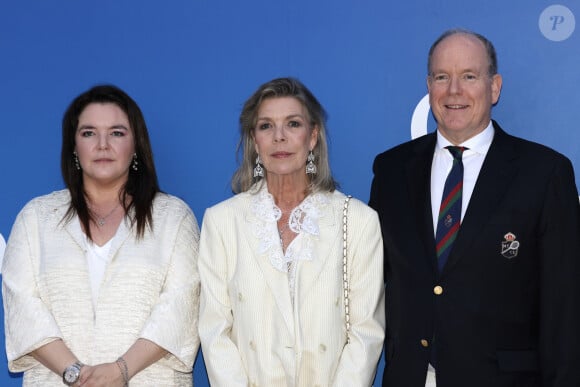 Très fière de son petit-fils, Caroline de Monaco a pu admirer Raphaël qui tenait le rôle de naviculaire à côté du thuriféraire.
Mélanie-Antoinette de Massy, la princesse Caroline de Hanovre, le prince Albert II de Monaco - Soirée de gala caritative "Coeur central" sur le court central du Rolex Monte-Carlo Masters à Monaco le 19 juin 2024.