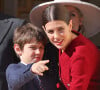 Il était d'ailleurs visiblement le jeune homme le plus jeune de l'assemblée mais n'a pas semblé s'endormir ou vacciller une seule fois contrairement à beaucoup d'adolescents
Charlotte Casiraghi et son fils Raphael Elmaleh - La famille princière de Monaco au balcon du palais, à l'occasion de la Fête Nationale de Monaco. Le 19 novembre 2023 © Dominique Jacovides-Bruno Bebert / Bestimage 