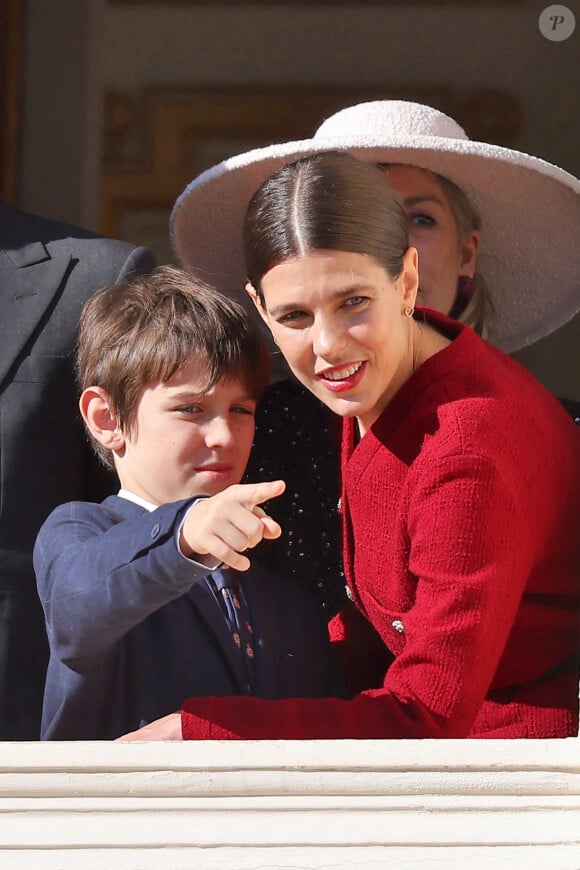 Il était d'ailleurs visiblement le jeune homme le plus jeune de l'assemblée mais n'a pas semblé s'endormir ou vacciller une seule fois contrairement à beaucoup d'adolescents
Charlotte Casiraghi et son fils Raphael Elmaleh - La famille princière de Monaco au balcon du palais, à l'occasion de la Fête Nationale de Monaco. Le 19 novembre 2023 © Dominique Jacovides-Bruno Bebert / Bestimage 