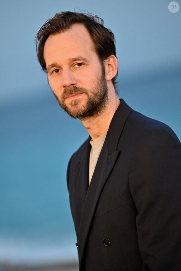 Exclusif - Le comédien Benjamin Lavernhe sur la Promenade des Anglais à Nice, le 3 octobre 2023, durant la deuxième journée de la 5ème édition du festival Cinéroman pour le film "L’Abbé Pierre – Une vie de combats" réalisé par Frédéric Tellier. © Bruno Bebert / Bestimage