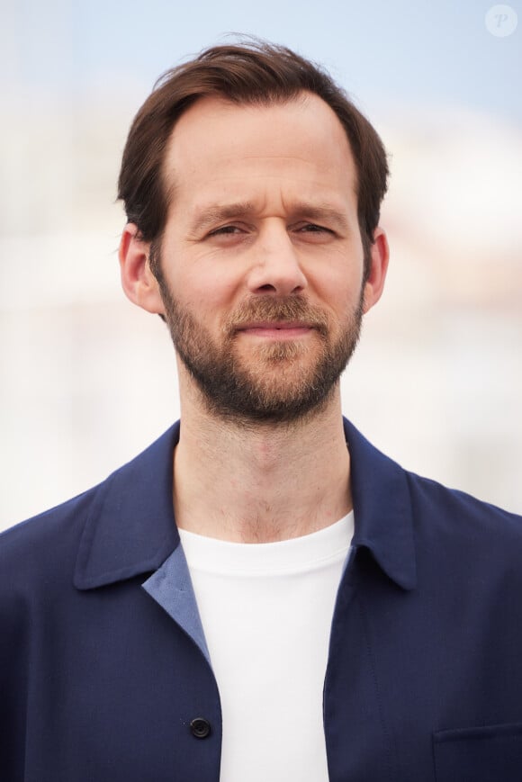 L'acteur s'est exprimé pour la première fois sur ce sujet brûlant
Benjamin Lavernhe au photocall de "L'Abbé Pierre - Une Vie de Combats" lors du 76ème Festival International du Film de Cannes, le 27 mai 2023. © Moreau/Jacovides/Bestimage