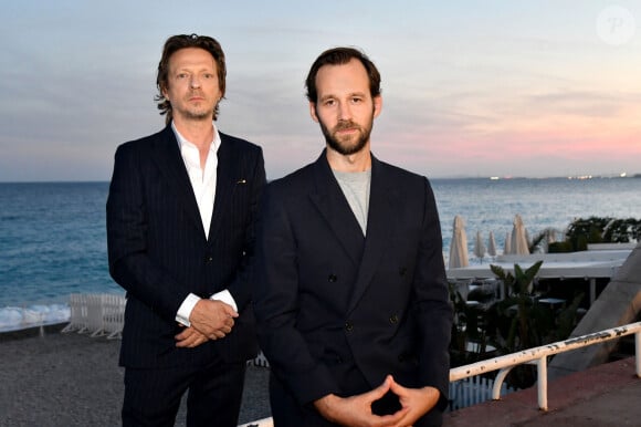 Le réalisateur du film Frédéric Tellier s'est aussi exprimé il y a quelques semaines, il est sidéré également
Exclusif - Frédéric Tellier et le comédien Benjamin Lavernhe sur la Promenade des Anglais à Nice, le 3 octobre 2023, durant la deuxième journée de la 5ème édition du festival Cinéroman pour le film "L'Abbé Pierre – Une vie de combats" réalisé par Frédéric Tellier. © Bruno Bebert / Bestimage