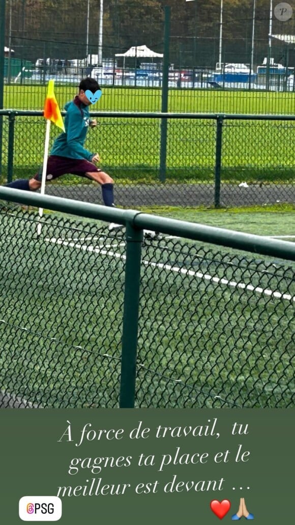 Photo de Léon Debbouze jouant au football, publiée sur Instagram par sa mère Mélissa Theuriau.