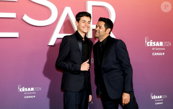 On le voit jouer au foot, sa passion
Jamel Debbouze et son fils Léon - Photocall des lauréats (press room) lors de la 49ème édition de la cérémonie des César à l'Olympia à Paris le 23 février 2024 © Dominique Jacovides / Olivier Borde / Bestimage