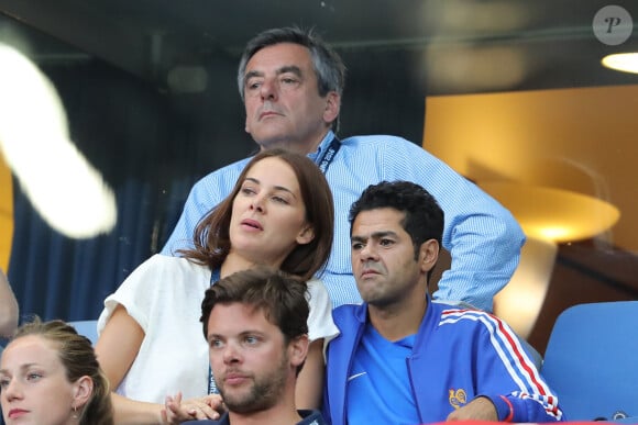 Des enfants épanouis sous le regard bienveillant et prudents de leurs célèbres parents
Jamel Debbouze et sa femme Mélissa Theuriau - People au match de la finale de l'Euro 2016 Portugal-France au Stade de France à Saint-Denis le 10 juillet 2016. © Cyril Moreau / Bestimage