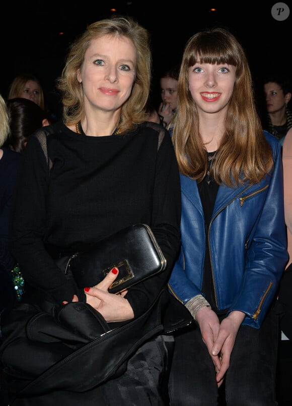 Karin Viard et sa fille Simone - People au défilé de mode Paul & Joe collection prêt-à-porter automne-hiver 2014/2015 à Paris, le 4 mars 2014. 