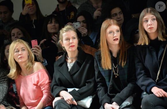 Vécue par l'actrice
Emmanuelle Béart, Karin Viard et ses filles Marguerite et Simone - People au défilé de mode Paul & Joe collection prêt-à-porter Automne Hiver 2016/2017 lors de la fashion week à Paris, le 8 mars 2016. © CVS/Veeren/Bestimage 