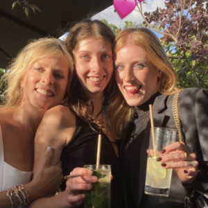 Découvrez ce gros moment de solitude 
Karin Viard entourée de ses filles, Marguerite et Simone, le jour de son mariage. Le 25 juin 2022.