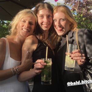 Karin Viard entourée de ses filles, Marguerite et Simone, le jour de son mariage. Le 25 juin 2022.