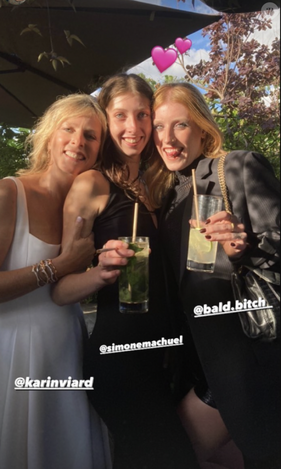 Karin Viard entourée de ses filles, Marguerite et Simone, le jour de son mariage. Le 25 juin 2022.