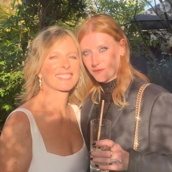 Karin Viard et sa fille Marguerite, le jour de son mariage. Le 25 juin 2022.