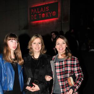 Karin Viard entre sa fille Simone et Anne Marivin - Arrivée des people au défilé de mode Paul & Joe collection prêt-à-porter automne-hiver 2014/2015 à Paris, le 4 mars 2014. 