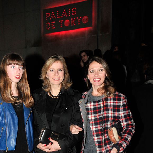 Karin Viard entre sa fille Simone et Anne Marivin - Arrivée des people au défilé de mode Paul & Joe collection prêt-à-porter automne-hiver 2014/2015 à Paris, le 4 mars 2014. 