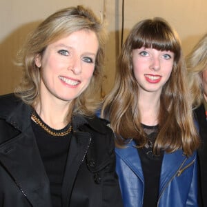 Un moment capturé en image 
Karin Viard et sa fille Simone Machuel, la styliste Sophie Albou et Anne Marivin en backstage - People au défilé de mode, collection prêt-à-porter automne-hiver 2014/2015 "Paul & Joe" à Paris. Le 4 mars 2014 