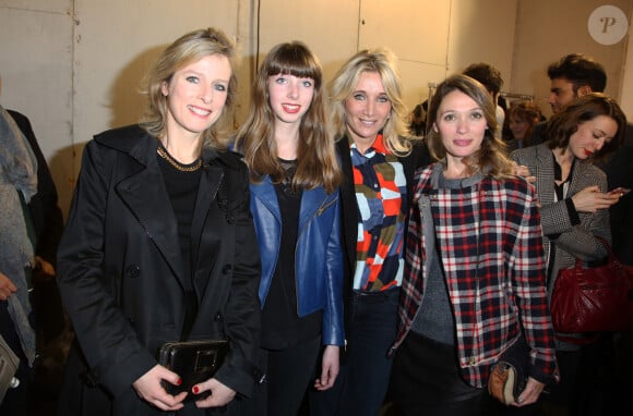 Un moment capturé en image 
Karin Viard et sa fille Simone Machuel, la styliste Sophie Albou et Anne Marivin en backstage - People au défilé de mode, collection prêt-à-porter automne-hiver 2014/2015 "Paul & Joe" à Paris. Le 4 mars 2014 