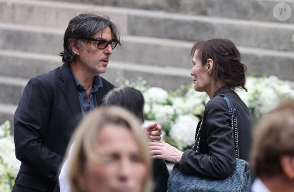 Yvan Attal et sa mère discutent avec Bambou (dernière compagne de Serge Gainsbourg) - Sorties des célébrités aux obsèques de Jane Birkin en l'église Saint-Roch à Paris. Le 24 juillet 2023 © Jacovides-KD Niko / Bestimage