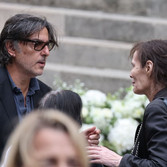 Yvan Attal et sa mère discutent avec Bambou (dernière compagne de Serge Gainsbourg) - Sorties des célébrités aux obsèques de Jane Birkin en l'église Saint-Roch à Paris. Le 24 juillet 2023 © Jacovides-KD Niko / Bestimage