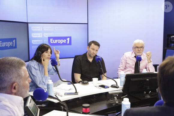 Exclusif - Eric Naulleau, Géraldine Maillet, Raymond Aabou et Pascal Praud - C.Hanouna avec ses chroniqueurs G.Maillet, E.Naulleau, G.Le Bret, V.Benaim, R.Aabou, et les invités du jour, P.Praud, M.Vallet, E.Zemmour et M.Valls, aux commandes de l'émission "On Marche Sur La Tête" diffusée en direct sur les ondes de radio Europe 1, à Paris, France, le 17 juin 2024. © Jack Tribeca/Bestimage