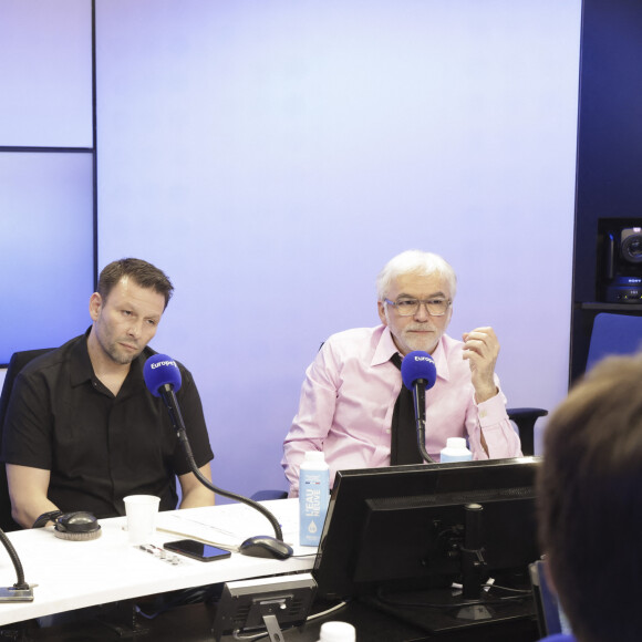 Exclusif - Eric Naulleau, Géraldine Maillet, Raymond Aabou et Pascal Praud - C.Hanouna avec ses chroniqueurs G.Maillet, E.Naulleau, G.Le Bret, V.Benaim, R.Aabou, et les invités du jour, P.Praud, M.Vallet, E.Zemmour et M.Valls, aux commandes de l'émission "On Marche Sur La Tête" diffusée en direct sur les ondes de radio Europe 1, à Paris, France, le 17 juin 2024. © Jack Tribeca/Bestimage