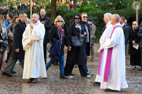 Et surtout très entourée. Pour braver la pluie, qui avait décidé de tomber au moment de l'arrivée du cercueil, celle qui a partagé les 15 dernières années de vie de l'artiste, était protégée de nombreux parapluies.
Ramatoulaye Diop, la compagne du défunt, Jean-Paul Rouve - Sortie des Obsèques de Michel Blanc en l'église Saint-Eustache à Paris, le 10 octobre 2024. © Moreau / Jacovides / Bestimage