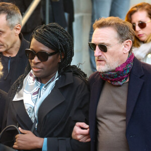 Ramatoulaye Diop, la compagne du défunt, et Jean-Paul Rouve - Sortie des Obsèques de Michel Blanc en l'église Saint-Eustache à Paris, le 10 octobre 2024. © Moreau / Jacovides / Bestimage