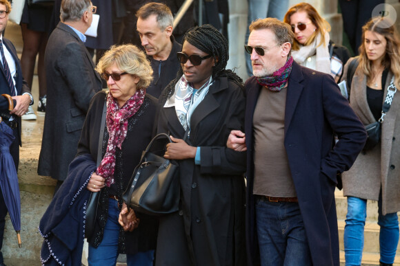 Ramatoulaye Diop, la compagne du défunt, et Jean-Paul Rouve - Sortie des Obsèques de Michel Blanc en l'église Saint-Eustache à Paris, le 10 octobre 2024. © Moreau / Jacovides / Bestimage