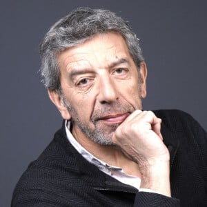 Mais pas seulement, puisque celui qui a pris sa retraite de médecin partage aussi ses connaissances par le biais de ses différents ouvrages.
Portrait de Michel Cymes, lors de l'enregistrement de l'émission "Chez Jordan". Le 8 avril 2022 © Cédric Perrin / Bestimage