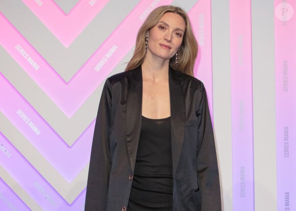 Voici ses rares confidences
Evelyne Brochu lors du photocall Jour 2 Serie Mania Festival international Lille 2024, à Lille, France, le 16 mars 2024. © Stéphane Vansteenkiste/Bestimage 