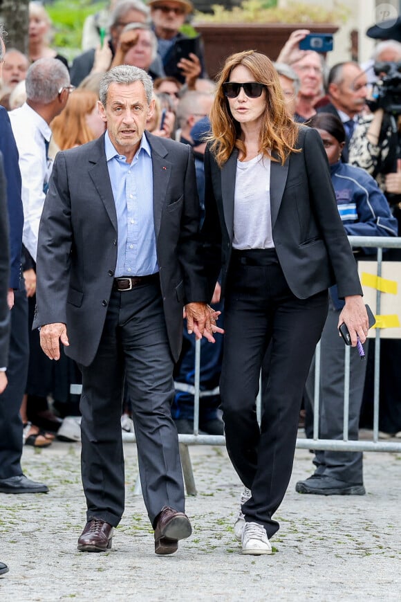 José Pietroboni, chef du protocole de l'Elysée, Nicolas Sarkozy et sa femme Carla Bruni - Arrivées aux obsèques de l'auteure-compositrice-interprète et actrice française Françoise Hardy au crématorium du cimetière du Père-Lachaise à Paris, France, le 20 juin 2024. © Jacovides-Moreau/Bestimage 