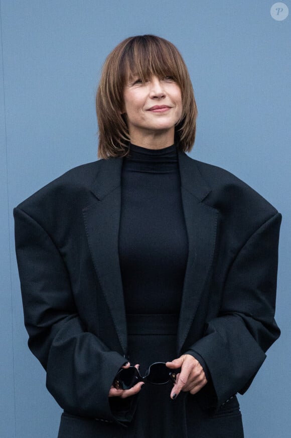 Sophie Marceau est arrivée au défilé Balenciaga lors du défilé Vêtement Femme Printemps-Été 2025 dans le cadre de la semaine de la mode à Paris le 30 septembre 2024 à Paris, France. Photo par Nasser Berzane/ABACAPRESS.COM