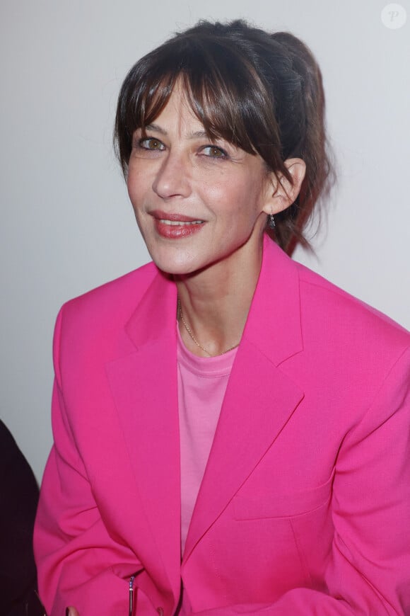 Sophie Marceau assiste au défilé "Le Raphia" de Jacquemus le 12 décembre 2022 au Bourget, France. Photo par ABACAPRESS.COM