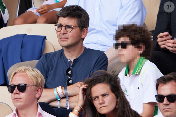 Thomas Sotto et son fils - Célébrités en tribunes des Internationaux de France de tennis de Roland Garros 2023 à Paris le 11 juin 2023. © Jacovides-Moreau/Bestimage