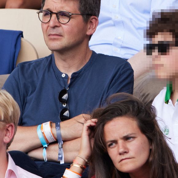 Thomas Sotto et son fils - Célébrités en tribunes des Internationaux de France de tennis de Roland Garros 2023 à Paris le 11 juin 2023. © Jacovides-Moreau/Bestimage