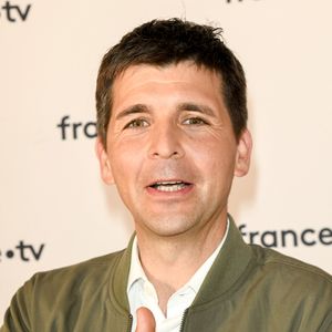 Quelques semaines plus tard, il annonçait qu'il ne serait pas de retour aux commandes de Télématin ni même au sein du groupe France Télévisions à la rentrée.
Thomas Sotto au photocall de la conférence de presse de France 2 au théâtre Marigny à Paris le 18 juin 2019 © Coadic Guirec / Bestimage 