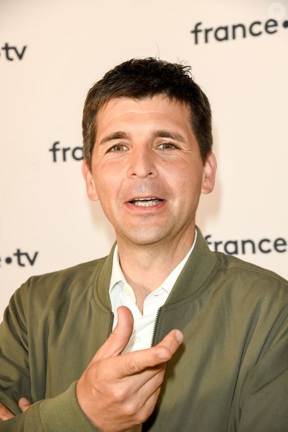 Quelques semaines plus tard, il annonçait qu'il ne serait pas de retour aux commandes de Télématin ni même au sein du groupe France Télévisions à la rentrée.
Thomas Sotto au photocall de la conférence de presse de France 2 au théâtre Marigny à Paris le 18 juin 2019 © Coadic Guirec / Bestimage 