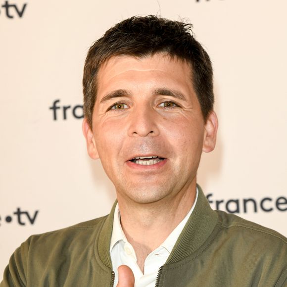 Quelques semaines plus tard, il annonçait qu'il ne serait pas de retour aux commandes de Télématin ni même au sein du groupe France Télévisions à la rentrée.
Thomas Sotto au photocall de la conférence de presse de France 2 au théâtre Marigny à Paris le 18 juin 2019 © Coadic Guirec / Bestimage 