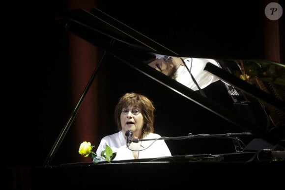 Le 2 novembre, l'interprète de "La Parisienne" était aux Folies Bergères pour remercier toutes les personnes qui l'ont épaulée ces dernières années...
Exclusif - Concert de Marie-Paule Belle, à l'occasion de ses 50 ans de carrière, aux Folies Bergères à Paris, le 2 novembre 2024. © Jack Tribeca / Bestimage 